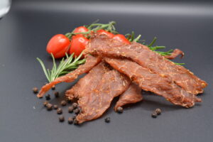 vepŘovÉ jerky s rajČaty a bylinkami